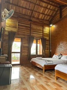 吉仙Sunny Eco Lodge的一间卧室设有两张床和木制天花板