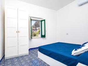 波西塔诺Positano Dream Home的一间卧室设有一张床和一个窗口
