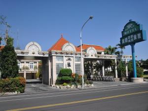 花莲市花莲旅路商务汽车旅馆的街道前有标志的建筑物