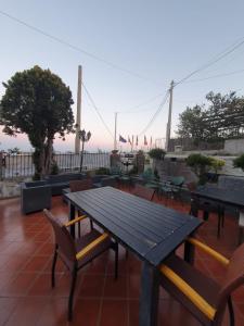 伊斯基亚Hotel Mareluna Ischia的天井顶部的野餐桌和椅子