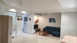 阿特米达Evelina's studio的客厅配有蓝色的沙发和电视