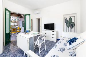 波西塔诺Positano Dream Home的客房设有1张床、1张办公桌和1台电视。