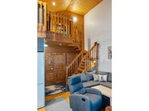 锡尔卡Holiday Home Ansa by Interhome的客厅设有蓝色的沙发和楼梯。