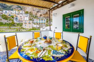 波西塔诺Positano Dream Home的一张带食物的桌子,享有波塞塔诺的景色