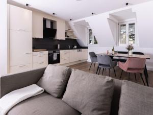 菲根Apartment Grillenburg by Interhome的客厅以及带沙发和桌子的厨房。