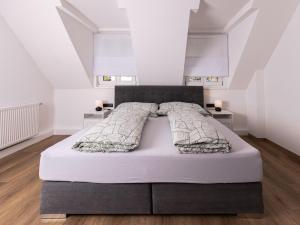 菲根Apartment Grillenburg by Interhome的卧室配有白色墙壁和木地板。