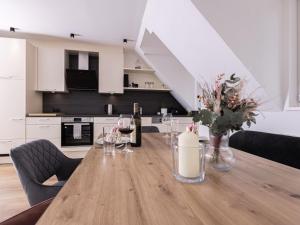 菲根Apartment Grillenburg by Interhome的餐桌,配有葡萄酒瓶和玻璃杯