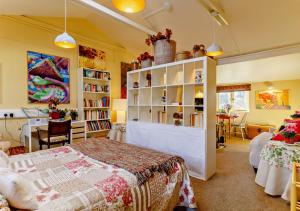 StradbrokeOwls Nest的一间卧室设有一张床和一个书架