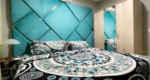 帕拉马里博Pavema Apartments的一间卧室配有一张蓝色墙壁的床