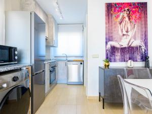 圣乔治Apartment Costa Golf Resort by Interhome的一个带水槽和桌子的厨房