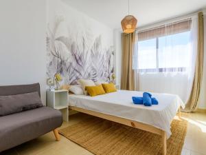 圣乔治Apartment Costa Golf Resort by Interhome的一间卧室配有一张大床和一张沙发