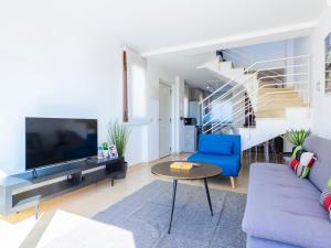 圣乔治Apartment Costa Golf Resort by Interhome的客厅配有蓝色的沙发和电视