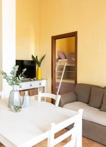 ContignanoSweet Home Contignano的客厅配有桌子、沙发和镜子