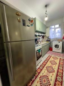 伊斯坦布尔Nur home Abuzer Yegin的厨房配有带磁铁的不锈钢冰箱