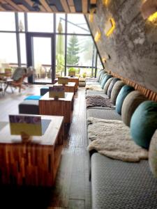 萨拉热窝Pino Nature Hotel, BW Premier Collection的一张沙发,里面摆放着枕头和桌子