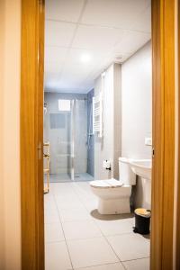 瓦伦西亚扎拉莫拉住宿加早餐旅馆的浴室配有卫生间、盥洗盆和淋浴。