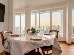 滨海图维列Apartment Le Parc Cordier-6 by Interhome的餐桌上配有白色桌布