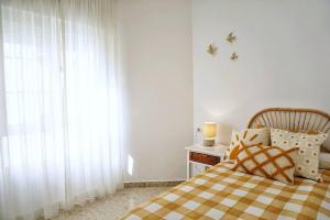 拉海瑞德拉Apartamento El Sol Naciente的一间卧室设有一张床和一个窗口
