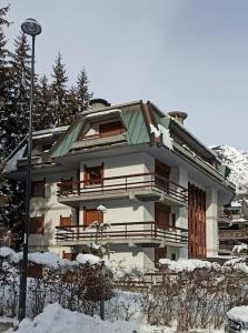 巴多尼奇亚Bardonecchia, monolocale, ottima posizione.的雪中带杆的房子