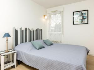 普勒尔蒂Apartment Les Caps Horniers by Interhome的一间卧室配有一张带蓝色枕头的床。
