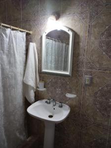 卡特里耶尔Cacique Catriel "PLANTA BAJA" check-in flexible的一间带水槽和镜子的浴室