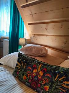 乔乔洛U Dziadka的一间卧室配有一张带木制床头板的床