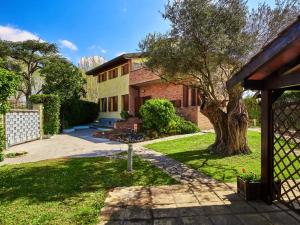 科尔西科Villa Villa Naviglio Grande by Interhome的院子里有树的房子