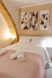 干尼亚Mitos mini suites的一间卧室配有一张床,床上有毛巾