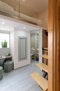 干尼亚Mitos mini suites的客房设有带水槽和镜子的浴室