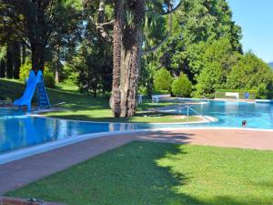 波尔托瓦尔特拉瓦利亚Holiday Home Villa Camelia by Interhome的公园里一个带滑梯的游泳池