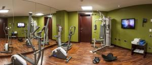 莱里达泽尼特莱里达酒店的健身房,在房间内有一大堆健身自行车