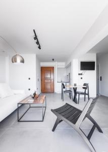 雅典Athens-Riviera luxury apartment sea view Voula的客厅配有沙发和桌子