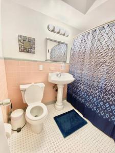 迈阿密Coral Gables / Coconut Grove area FREE parking的浴室配有卫生间、盥洗盆和淋浴。