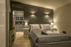 拉格尼西AVAL Riviera的一间卧室设有一张床和砖墙