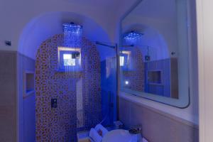 卡普里Suite Belvedere Capri Exclusive Rooms的一间带卫生间和两面镜子的浴室