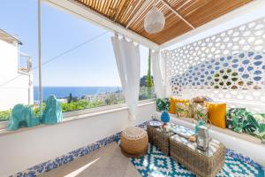 卡普里Suite Belvedere Capri Exclusive Rooms的客房设有海景大窗户。