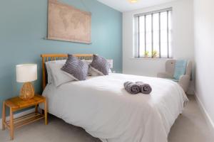 南安普敦Courtyard Retreat的卧室配有白色的床和椅子