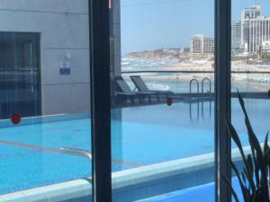 荷兹利亚BMarina vaction rentals的从酒店客房可欣赏到游泳池的景色