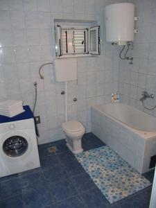 格拉达茨Apartment Davor的浴室配有卫生间、浴缸和水槽。