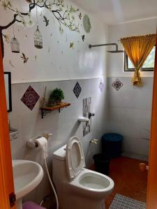 AngonoDicimulacion Staycation House的浴室配有白色卫生间和盥洗盆。