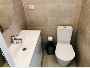 马托西纽什Matosinhos Beach Loft的浴室配有白色卫生间和盥洗盆。