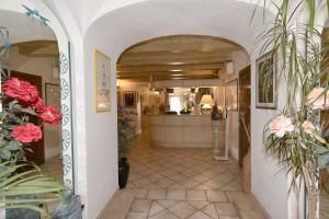 奥尔比亚加富尔酒店的走廊上设有鲜花拱门和厨房