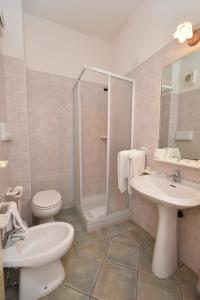 奥尔比亚加富尔酒店的浴室配有卫生间、盥洗盆和淋浴。