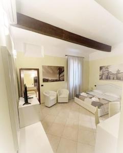 费拉拉DIMORA AL SARACENO的大房间设有两张床和镜子