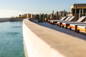 圣何塞德尔卡沃Private Hot Tub - Stunning Views - Exterior Terrace的游泳池旁的一排长椅