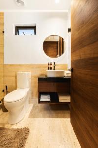 圣何塞德尔卡沃Private Hot Tub - Stunning Views - Exterior Terrace的浴室配有白色卫生间和盥洗盆。