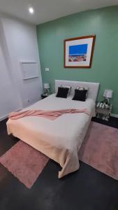 里斯本Lisbon apartment的卧室配有一张白色大床和粉红色地毯