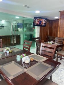 巴耶斯城Hotel El Mirador的一间带桌椅和电视的用餐室