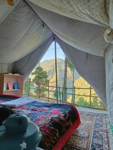 戴尔豪斯NOMADIC DALHOUSIE - Camping & The Adventure Café的山景卧室 - 带1张床