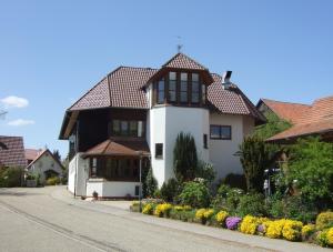 舍姆贝格奥赫森兰德加特酒店的街道上带瓷砖屋顶的房子